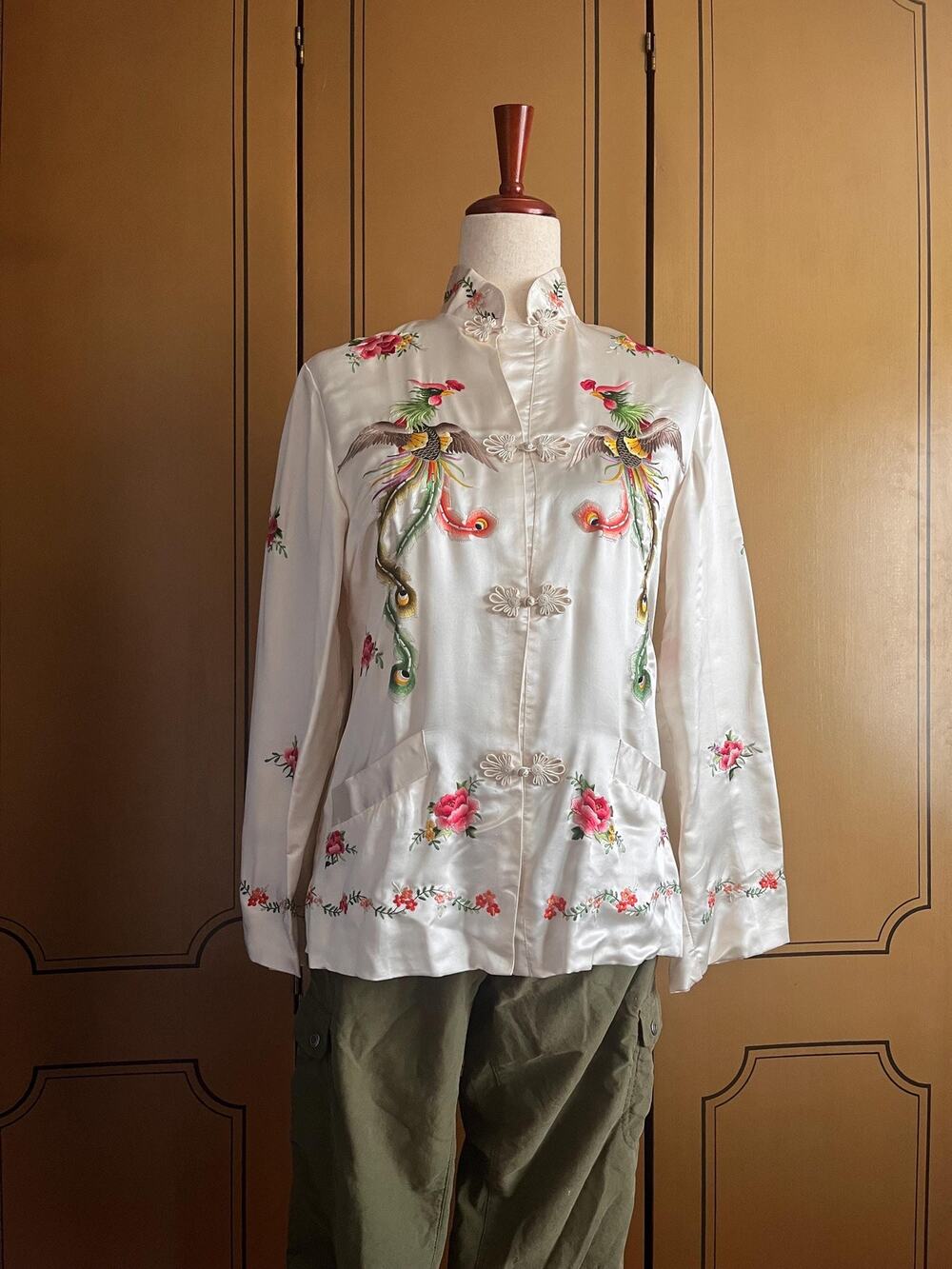 Vintage silk blouse in white with Asian inspired embroideries, size M